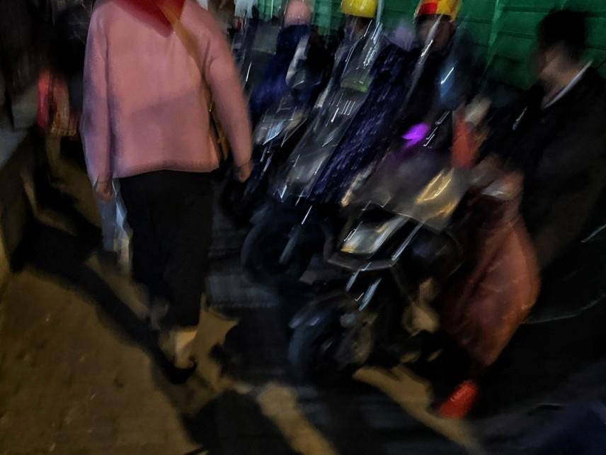 如何申请皇冠信用網
_上海女子崩溃：就住在地铁口如何申请皇冠信用網
，但出行一点也不方便！不到50米的路，充满各种障碍→