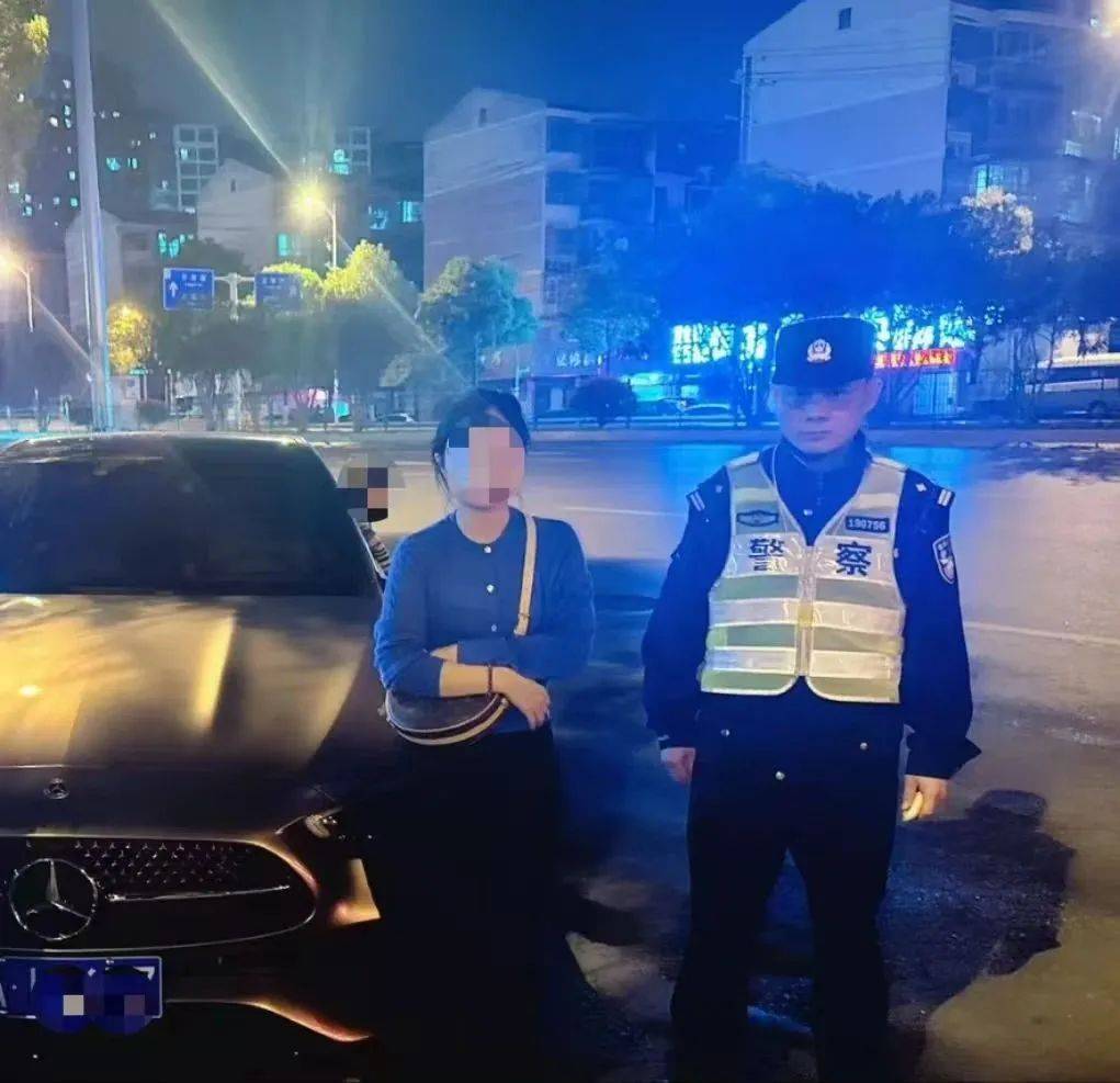 皇冠信用网如何注册
_长沙一女子被交警拦下后皇冠信用网如何注册
，6岁女儿：“这下好了吧……”