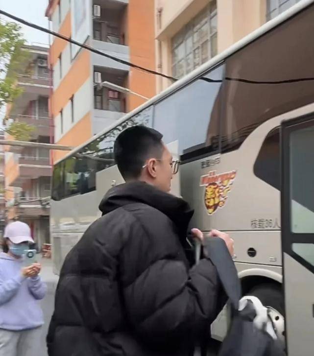 皇冠信用網在线开户
_杜锋带13人出征上海！4外援+23兄弟皇冠信用網在线开户
，贝贝获重用