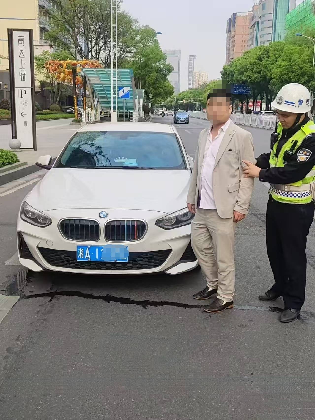 皇冠信用網会员申请
_“记得叫了代驾”皇冠信用網会员申请
，长沙宝马车主在酒吧通宵聚会后大白天竟停路中间睡觉，交警：醉驾！