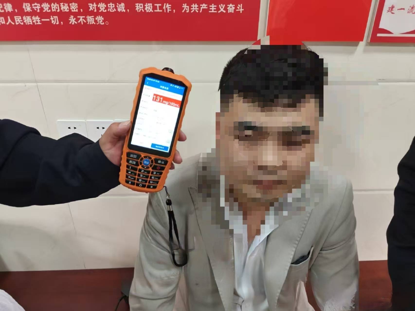 皇冠信用網会员申请
_“记得叫了代驾”皇冠信用網会员申请
，长沙宝马车主在酒吧通宵聚会后大白天竟停路中间睡觉，交警：醉驾！