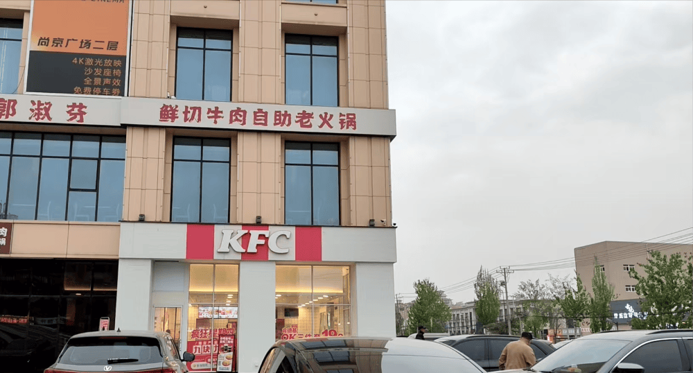 皇冠信用網在哪里开通
_河北三河禁用红蓝黑招牌皇冠信用網在哪里开通
，临街肯德基、米村拌饭的招牌仍为红色；米村拌饭员工：收到整改通知还未改