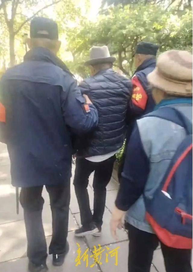 皇冠足球平台代理
_济南一九旬老人皇冠足球平台代理
，在趵突泉游玩时突发晕厥，家属：寻好心人想当面感谢