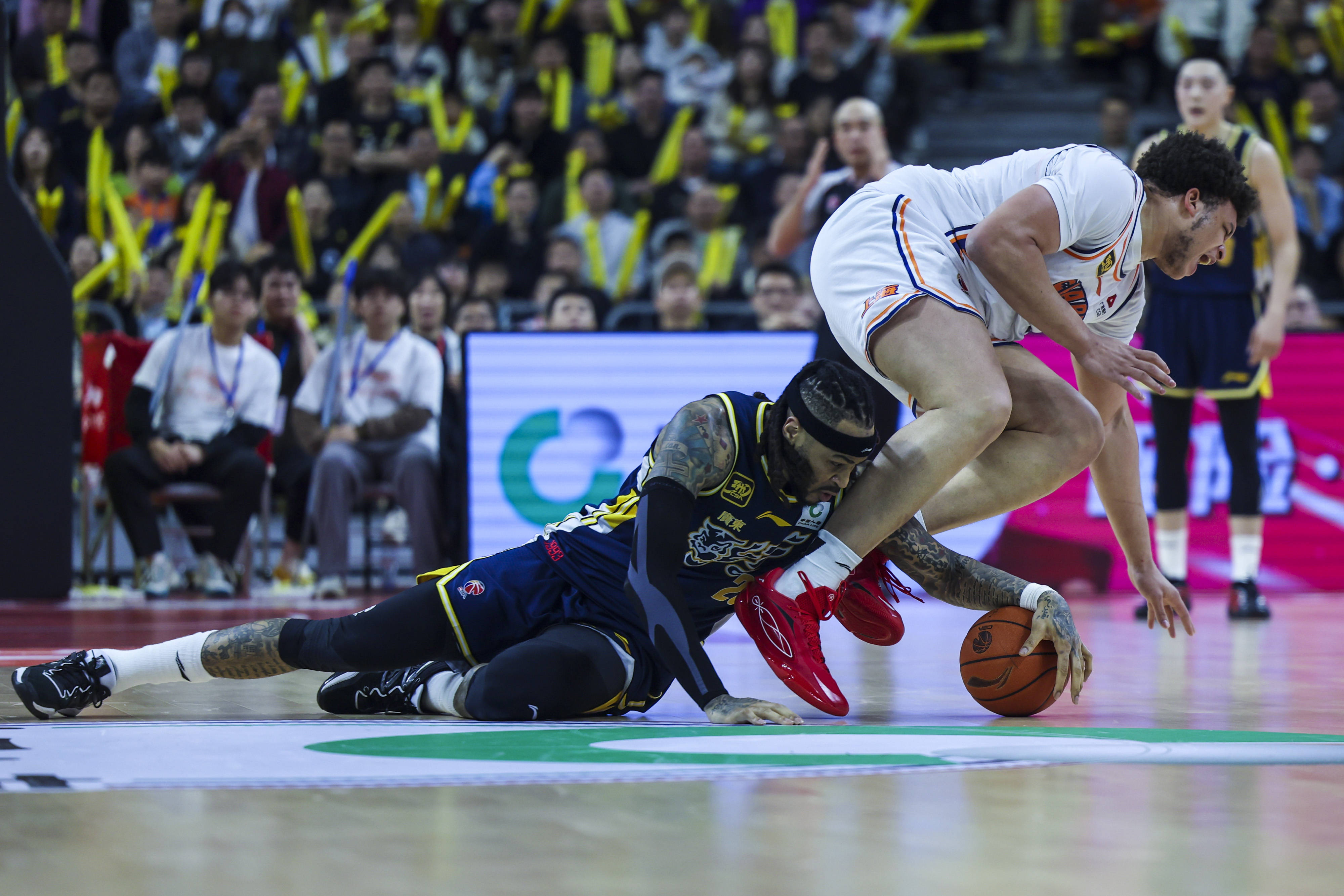 体育玩法规则
_徐杰25+11任骏飞被驱逐 广东大胜上海2-1晋级八强