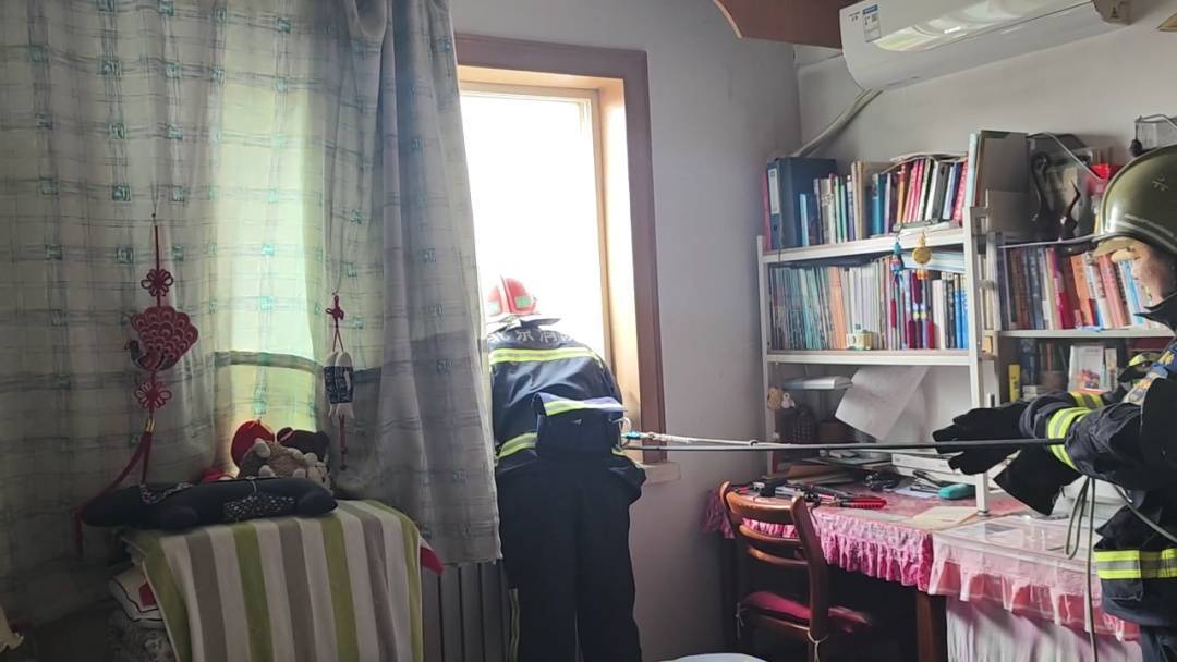 皇冠代理联系方式
_北京狂风中一家住户热水器掉落皇冠代理联系方式
！北京消防紧急处置！