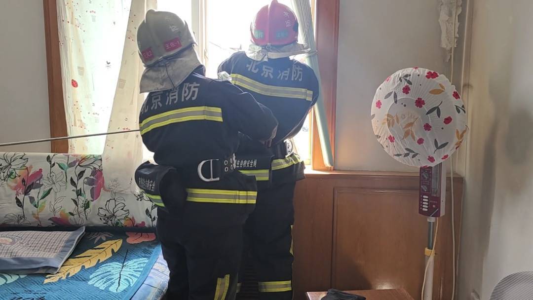 皇冠代理联系方式
_北京狂风中一家住户热水器掉落皇冠代理联系方式
！北京消防紧急处置！