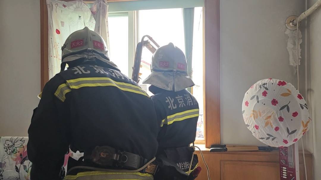 皇冠代理联系方式
_北京狂风中一家住户热水器掉落皇冠代理联系方式
！北京消防紧急处置！