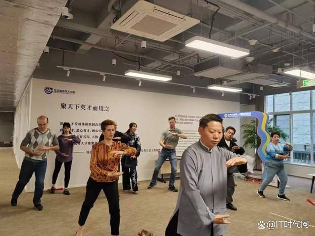 皇冠信用網代理登3
_讲好中国故事：刘彦英向外国专家人才教授八段锦、太极拳、太极扇