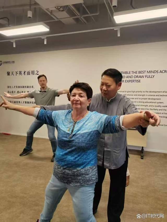皇冠信用網代理登3
_讲好中国故事：刘彦英向外国专家人才教授八段锦、太极拳、太极扇