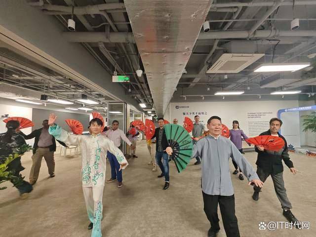 皇冠信用網代理登3
_讲好中国故事：刘彦英向外国专家人才教授八段锦、太极拳、太极扇
