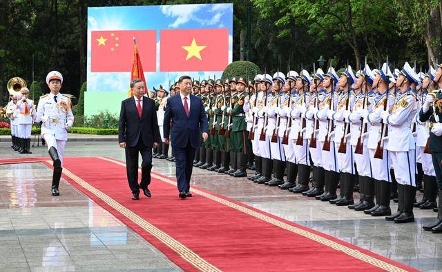 皇冠信用盘平台出租
_图集｜越共中央总书记苏林为习近平举行欢迎仪式