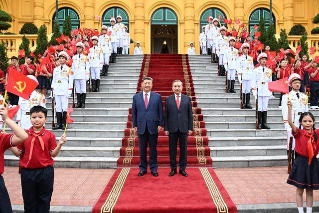皇冠信用盘平台出租
_图集｜越共中央总书记苏林为习近平举行欢迎仪式