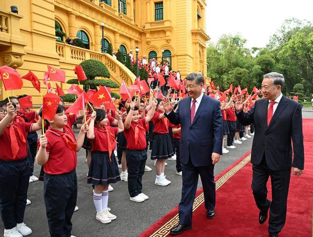 皇冠信用盘平台出租
_图集｜越共中央总书记苏林为习近平举行欢迎仪式
