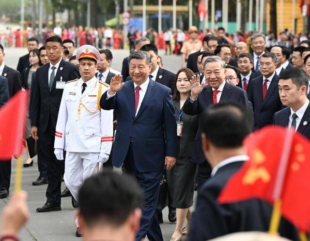 皇冠信用盘平台出租
_图集｜越共中央总书记苏林为习近平举行欢迎仪式