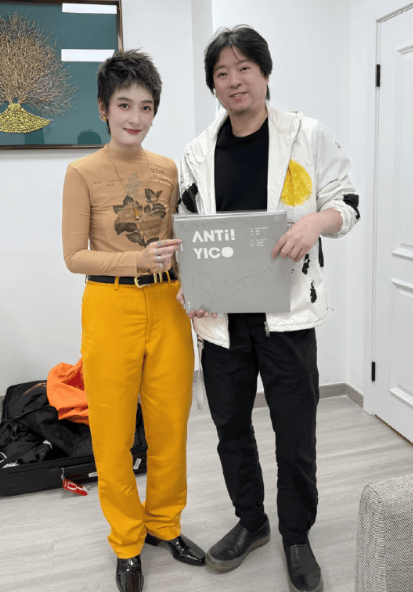 皇冠信用网最新地址
_高晓松晒与曾轶可合照发文：16年前没有被口水淹死的坚强女生皇冠信用网最新地址
，今天已经成长得无所畏惧！