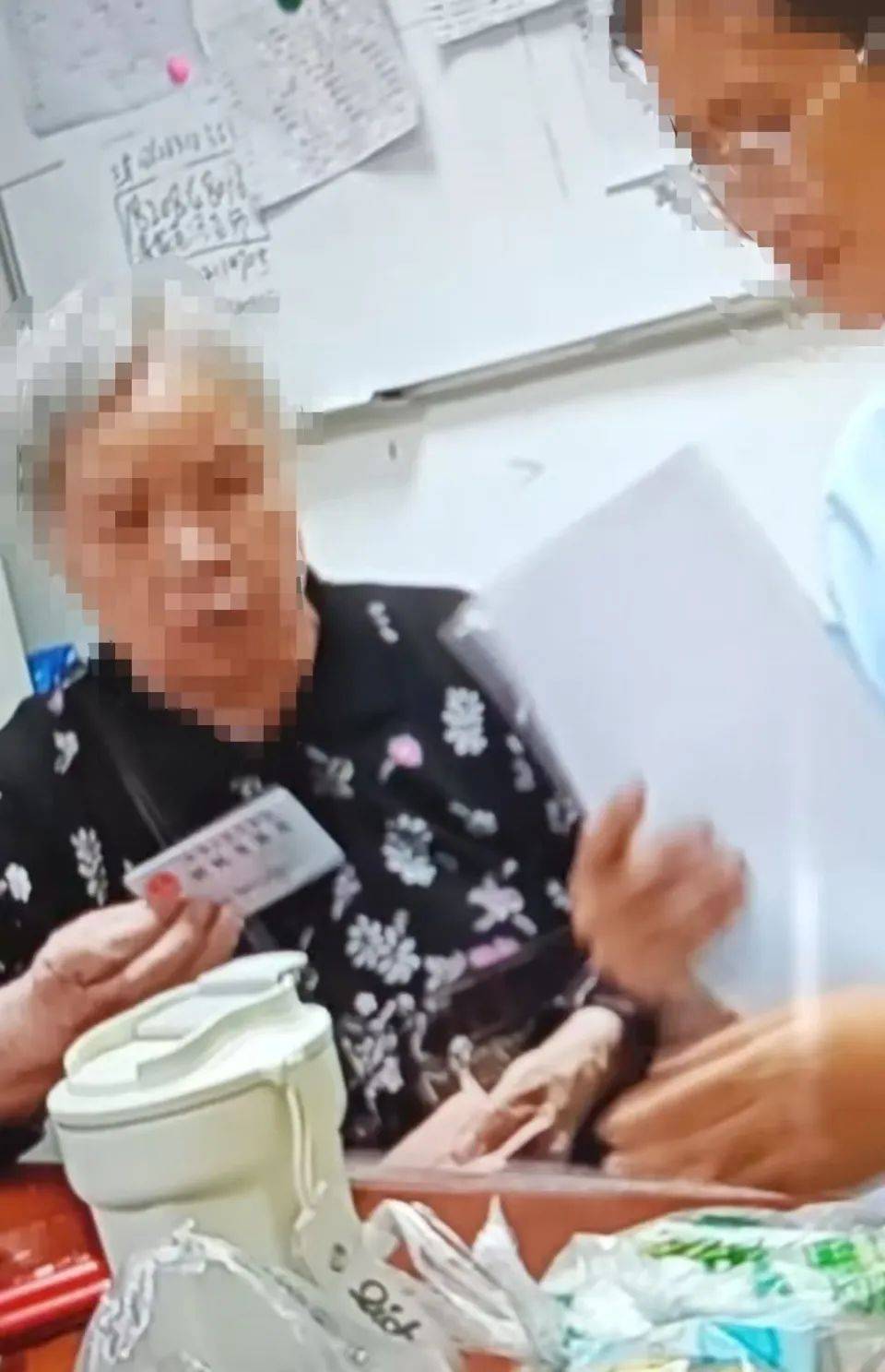 皇冠信用网怎么注册
_84岁老太被大女儿带出养老院皇冠信用网怎么注册
，取光40万存款！小女儿：养老院应担责