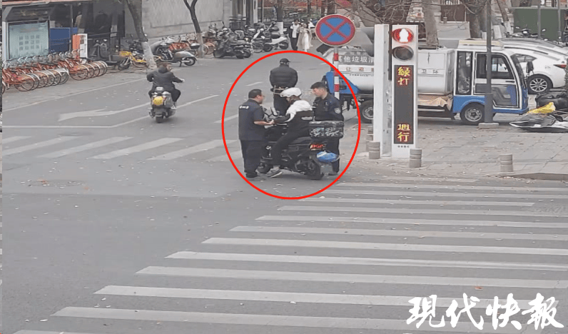 皇冠信用网在线申请
_只因“多看一眼”皇冠信用网在线申请
，南京民警上厕所途中“顺手”抓贼