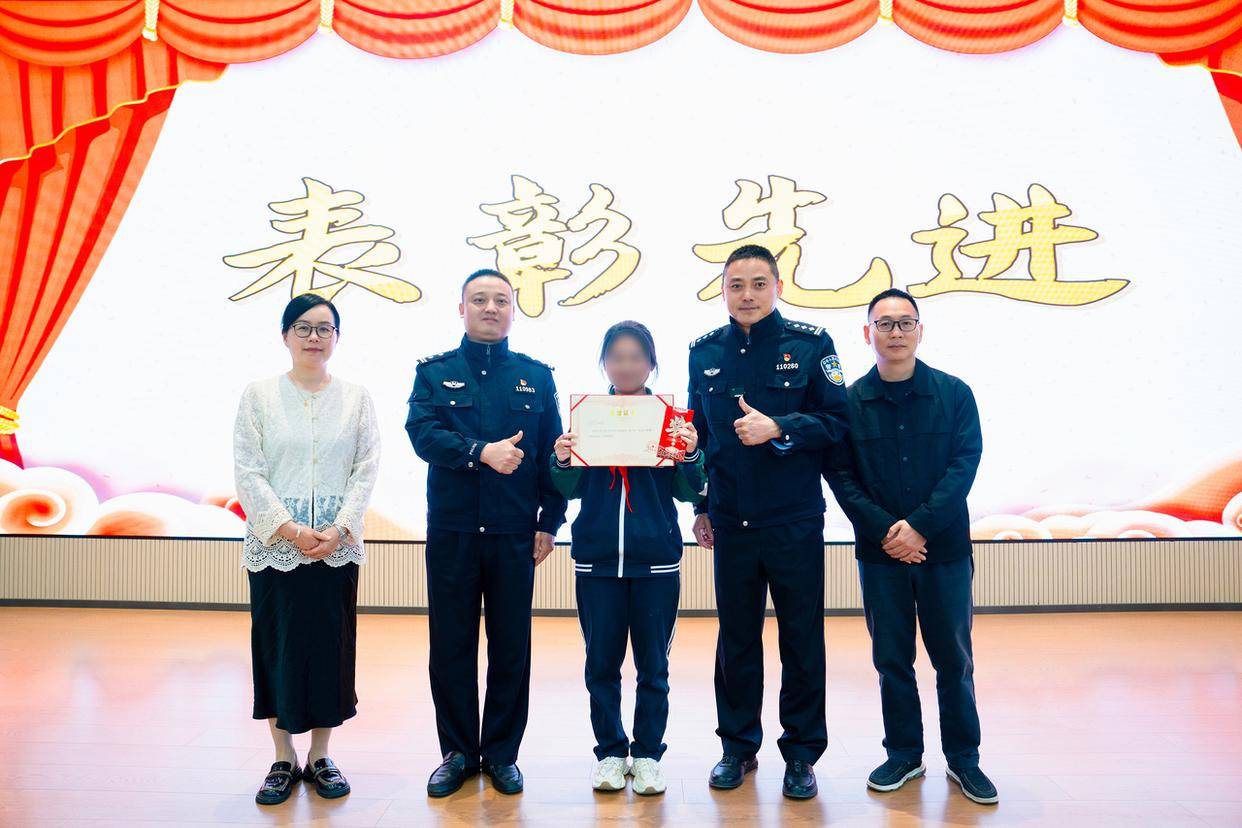 hga030.com是什么
_杭州一学生网购讲义夹hga030.com是什么
，包裹里竟藏着8万元现金，背后涉及一场诈骗
