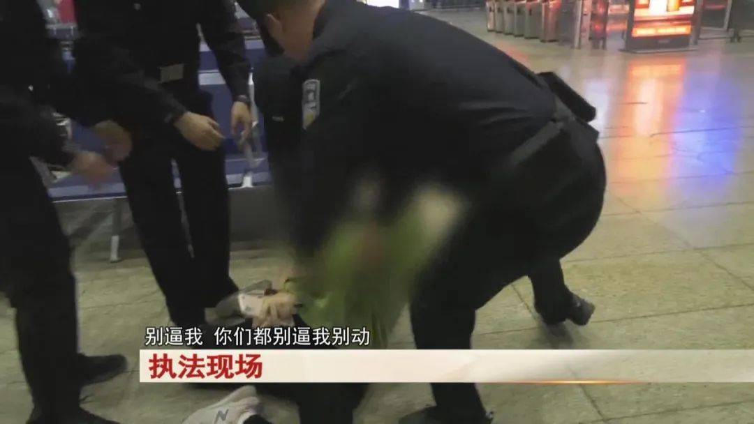 皇冠足球平台在哪里注册
_“老赖”车站被抓皇冠足球平台在哪里注册
，竟质问法官：为何不抓我妈 ！