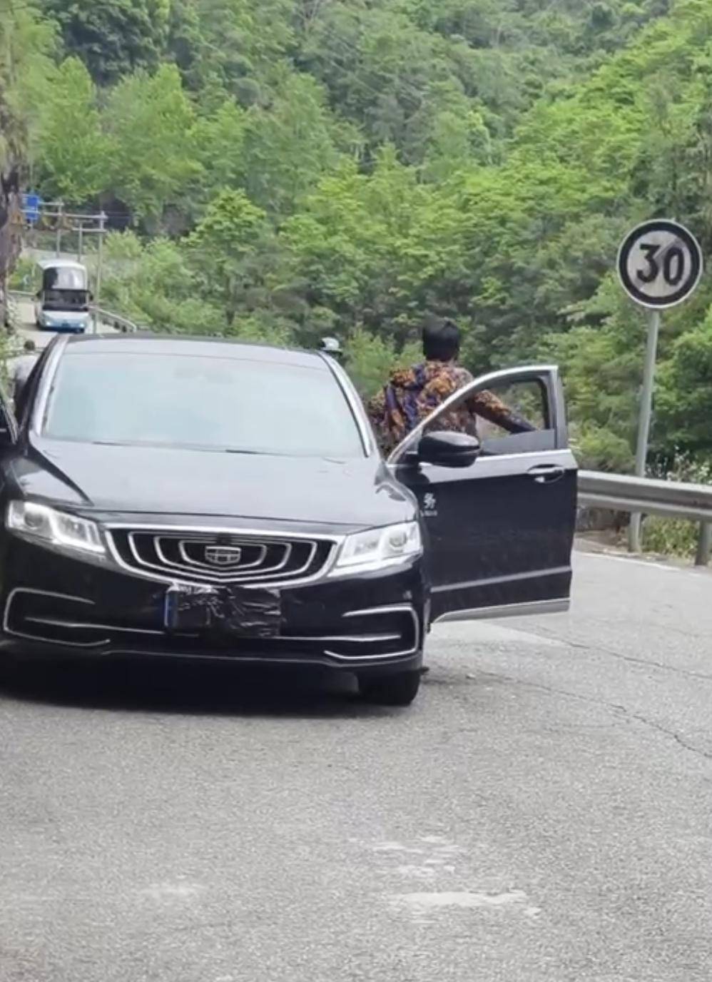 皇冠登3管理出租
_网友称风景区内“公务车”遮挡前后牌；永嘉交警：已关注皇冠登3管理出租
，正核实