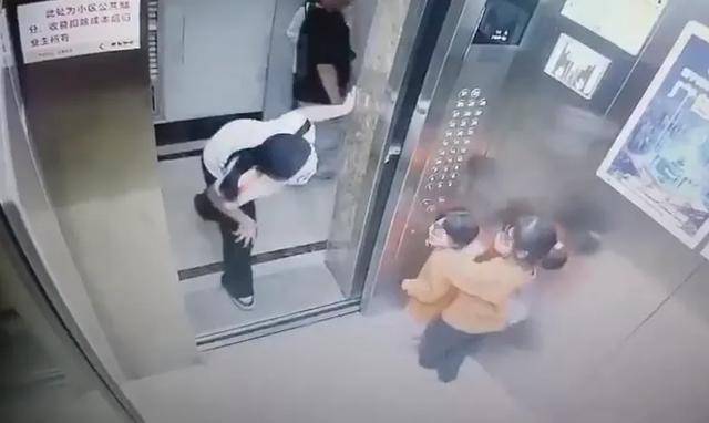 皇冠足球平台代理
_两幼童电梯里遭面具人吓哭皇冠足球平台代理
，对方多次阻止电梯门关闭！家长已带孩子看心理医生