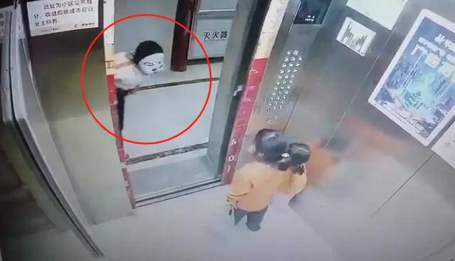 皇冠足球平台代理
_两幼童电梯里遭面具人吓哭皇冠足球平台代理
，对方多次阻止电梯门关闭！家长已带孩子看心理医生