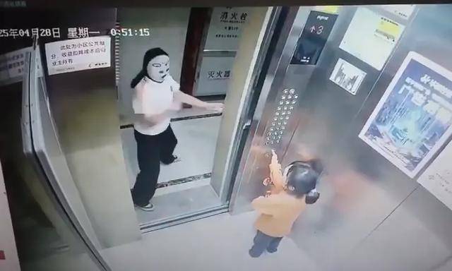 皇冠足球平台代理
_两幼童电梯里遭面具人吓哭皇冠足球平台代理
，对方多次阻止电梯门关闭！家长已带孩子看心理医生