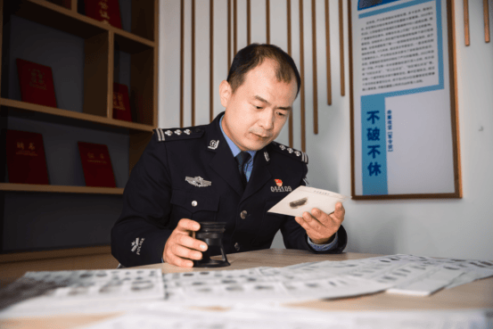 皇冠信用盘开户
_苏州民警严方：840余万枚指纹、9000余起案件皇冠信用盘开户
，他在方寸间寻找真相