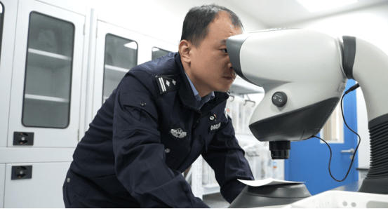 皇冠信用盘开户
_苏州民警严方：840余万枚指纹、9000余起案件皇冠信用盘开户
，他在方寸间寻找真相