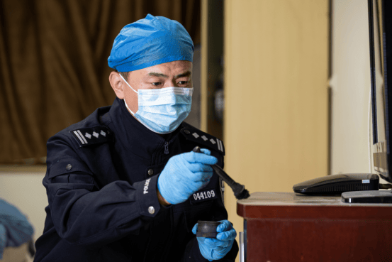 皇冠信用盘开户
_苏州民警严方：840余万枚指纹、9000余起案件皇冠信用盘开户
，他在方寸间寻找真相