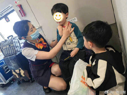 皇冠信用盘会员申请网址
_母亲下车透气错过上车遗留两小孩皇冠信用盘会员申请网址
，7小时后到站爸爸来接