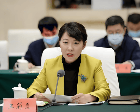 皇冠信用網代理
_正部级美女大员被查！千万华服堆满多套住宅皇冠信用網代理
，化妆团队提前数小时待命~