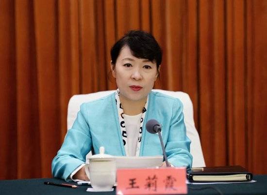 皇冠信用網代理
_正部级美女大员被查！千万华服堆满多套住宅皇冠信用網代理
，化妆团队提前数小时待命~