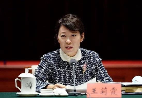 皇冠信用網代理
_正部级美女大员被查！千万华服堆满多套住宅皇冠信用網代理
，化妆团队提前数小时待命~