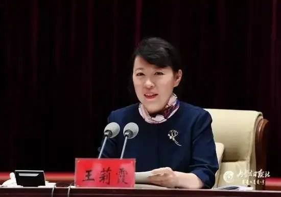 皇冠信用網代理
_正部级美女大员被查！千万华服堆满多套住宅皇冠信用網代理
，化妆团队提前数小时待命~