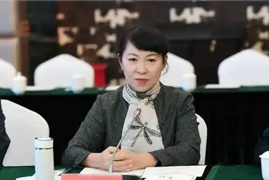 皇冠信用網代理
_正部级美女大员被查！千万华服堆满多套住宅皇冠信用網代理
，化妆团队提前数小时待命~