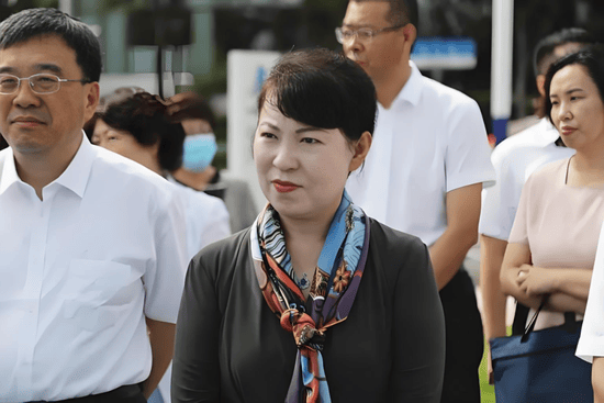 皇冠信用網代理
_正部级美女大员被查！千万华服堆满多套住宅皇冠信用網代理
，化妆团队提前数小时待命~