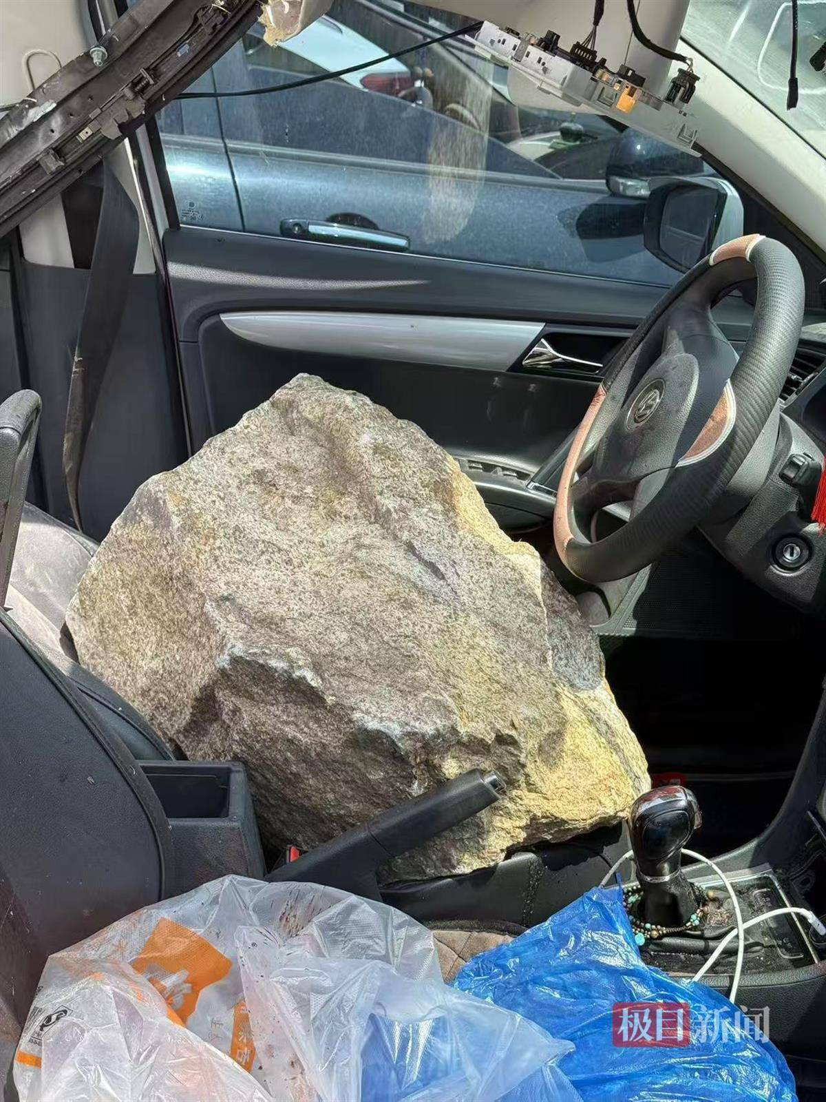 皇冠登3管理出租_一家四口自驾遇落石36岁男子被砸身亡皇冠登3管理出租,两天后是他小女儿2周岁生日,死者父母:再也见不到儿子儿媳一同回家