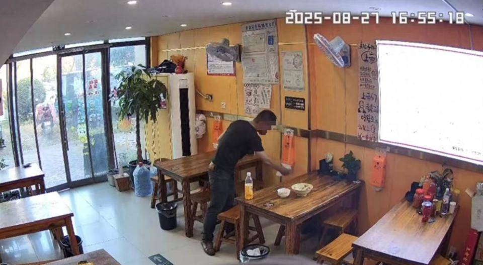 皇冠信用网代理注册_用餐男子5分钟抽40张纸巾擦拭皇冠信用网代理注册,老板娘怒发视频称太浪费;律师:发视频要注意法律风险