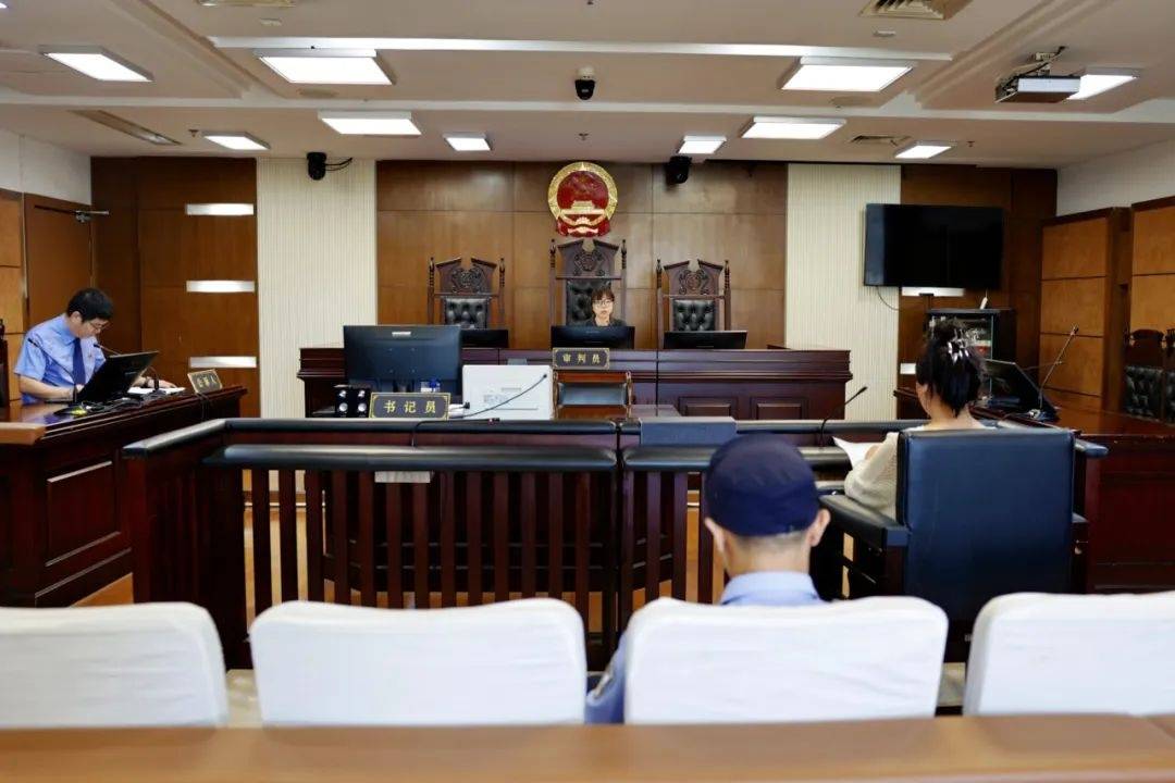 阿塞纳希切万vs卡巴拉_女子与妹妹因清理狗屎发生争执阿塞纳希切万vs卡巴拉,将2只狗从21楼扔下摔死,狗买回不到一个月,最小1斤重