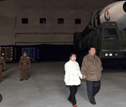 禾特vs诺霍斯_金正恩女儿首登国际舞台禾特vs诺霍斯,引爆接班传闻!英国首相被架空,工党内斗成全武行…