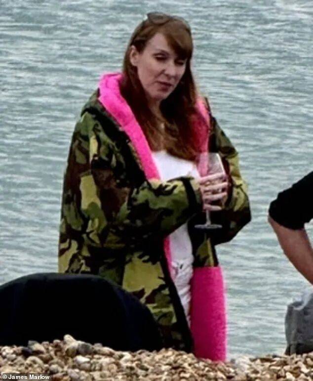 禾特vs诺霍斯_金正恩女儿首登国际舞台禾特vs诺霍斯,引爆接班传闻!英国首相被架空,工党内斗成全武行…