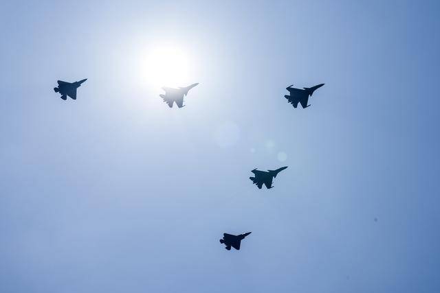 木浦vs杨平_中国军队五型隐身战机首次天安门“同框”