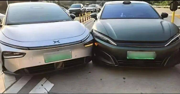 摩顿城精英 vs 伊斯特恩沙伯_高速出口被蹭ETC摩顿城精英 vs 伊斯特恩沙伯,车主直接撞上去!责任怎么算?