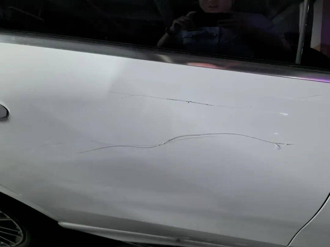 波兰vs芬兰_女子用铁片将邻居奔驰车划开数个口子波兰vs芬兰,被采取刑事强制措施 双方曾因车门磕碰发生口角