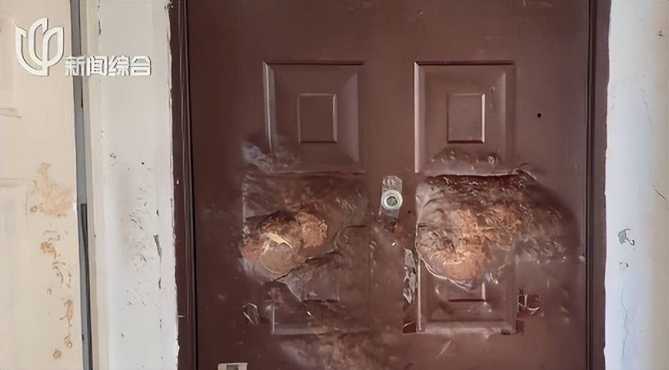 皇冠信用网代理注册_上海女子吓坏!54岁男邻居楼道内一丝不挂皇冠信用网代理注册,还用榔头猛砸她家大门!居委会:他母亲去世,心情郁闷