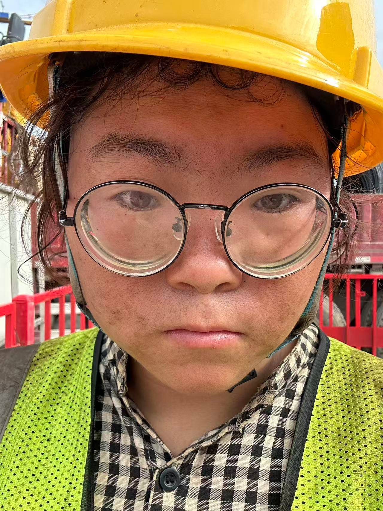 皇冠信用需要押金吗_00后女孩工地绑钢筋5年成家里经济支柱:汗水流进眼睛特别疼皇冠信用需要押金吗,工友让我干轻松的活