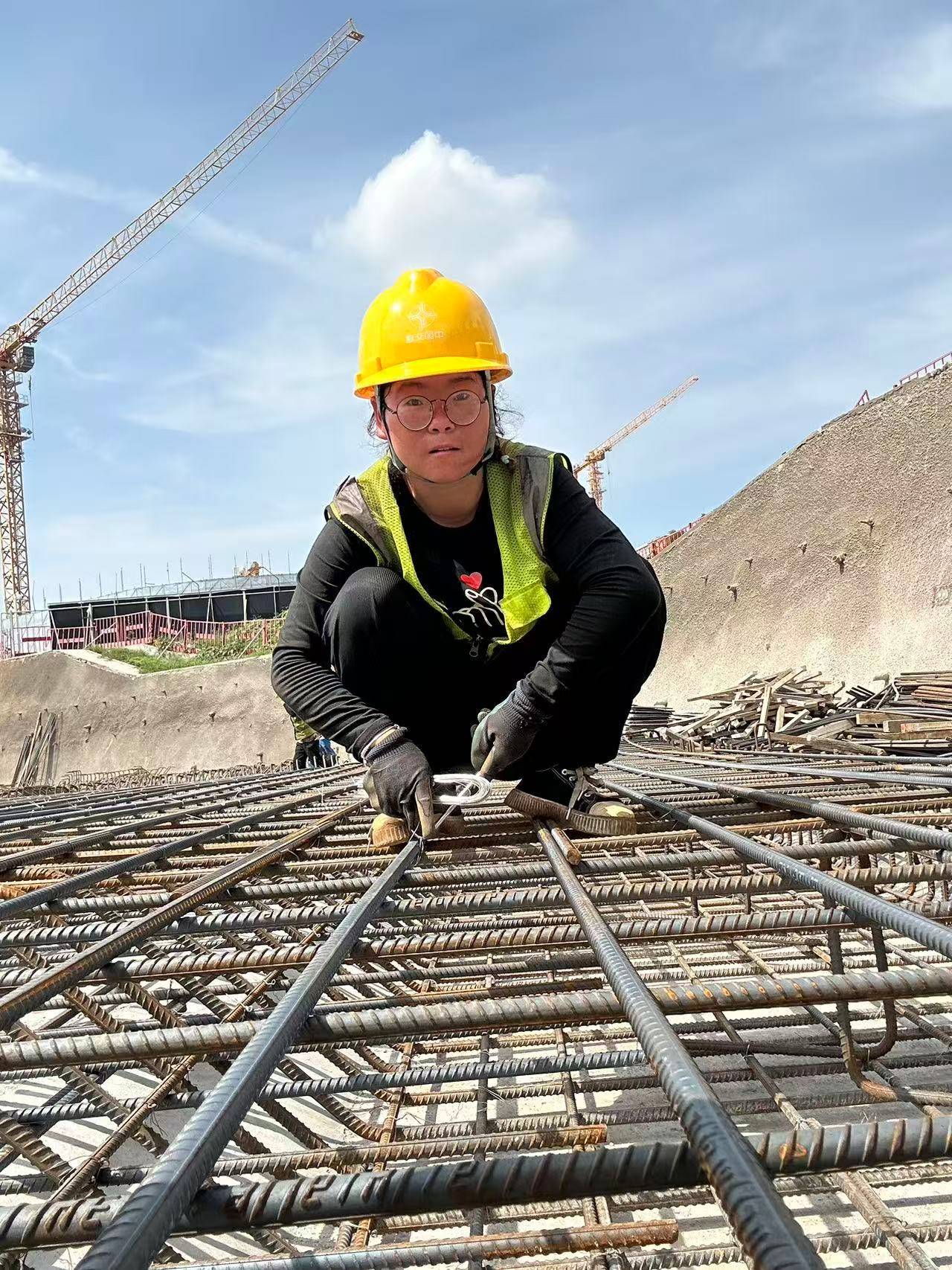 皇冠信用需要押金吗_00后女孩工地绑钢筋5年成家里经济支柱:汗水流进眼睛特别疼皇冠信用需要押金吗,工友让我干轻松的活