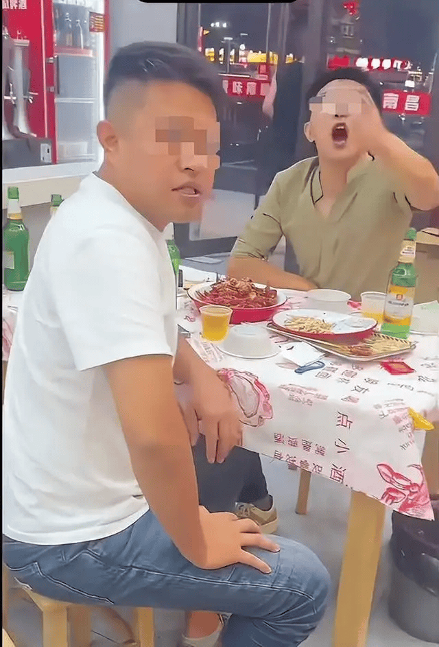 皇冠信用網如何申请_警方通报“女子吃夜宵被陌生男子摸头辱骂”:闵某某(男皇冠信用網如何申请,34岁)被拘