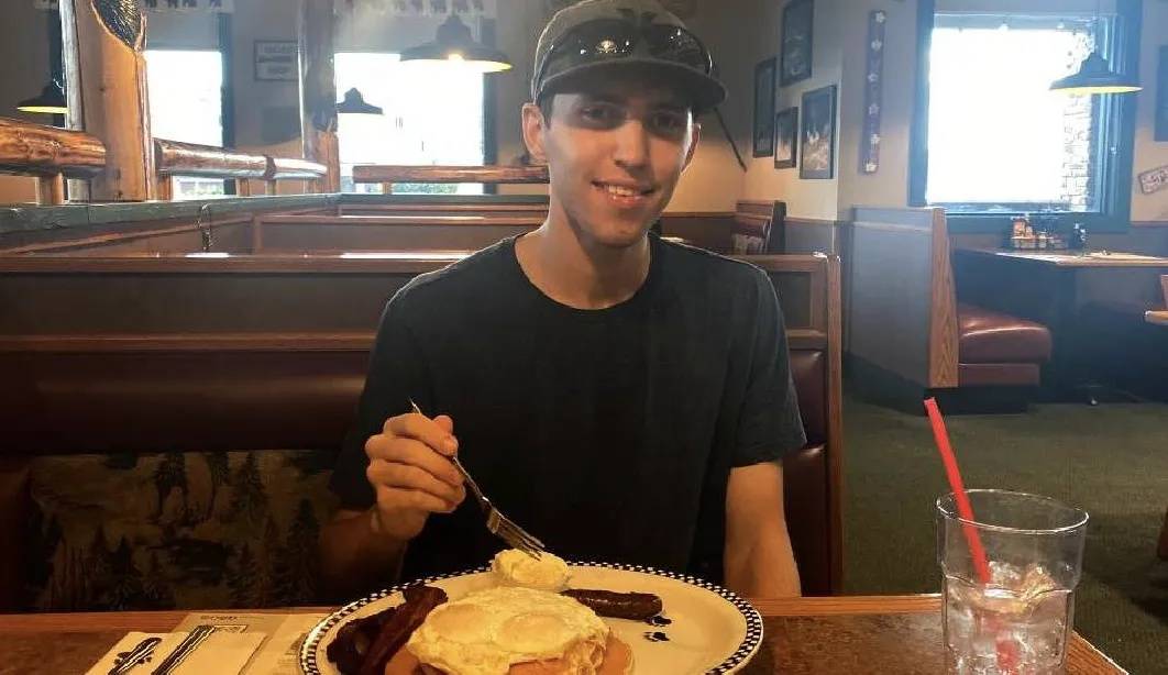 皇冠信用网出租_柯克遭枪杀后其妻子首次发表讲话皇冠信用网出租,一度哽咽;人证物证公布,家人称嫌疑人近年热衷政治